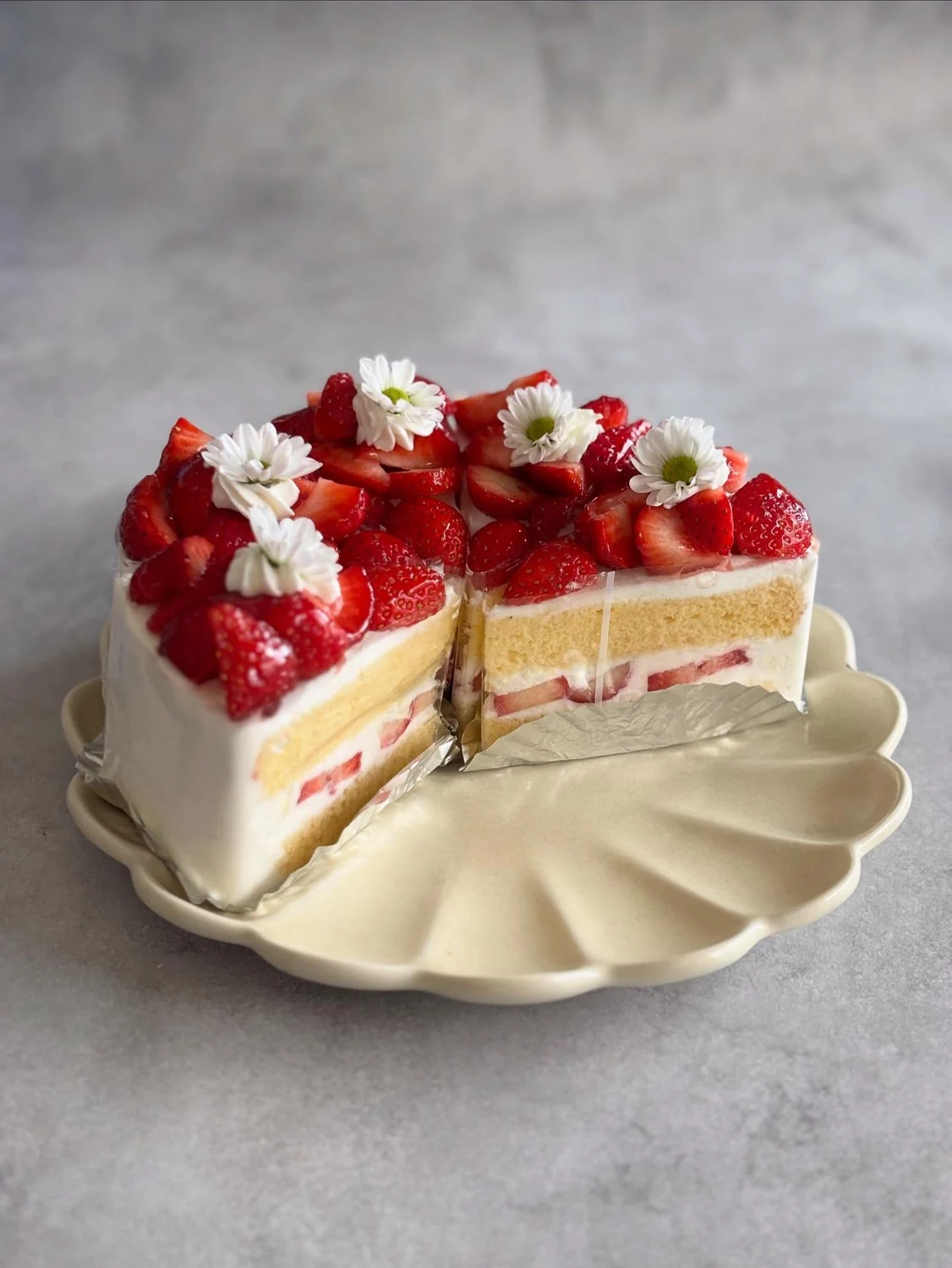 いちごをのせたケーキの断面