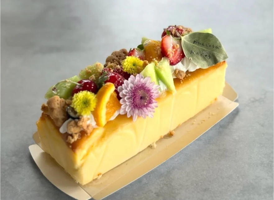 フルーツと花で飾った長方形のケーキ